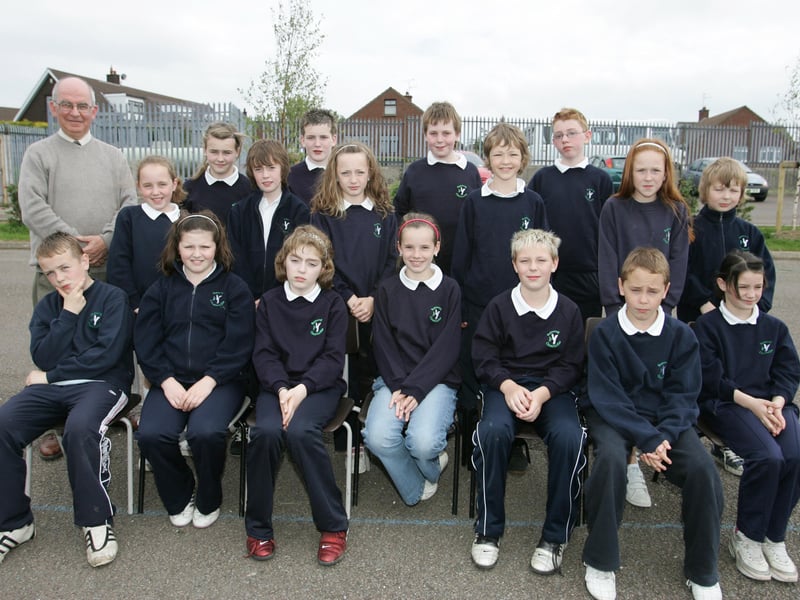 Bunscpoil Colmcille P7 class with teacher Liam MacLochlainn. (0807JB20)