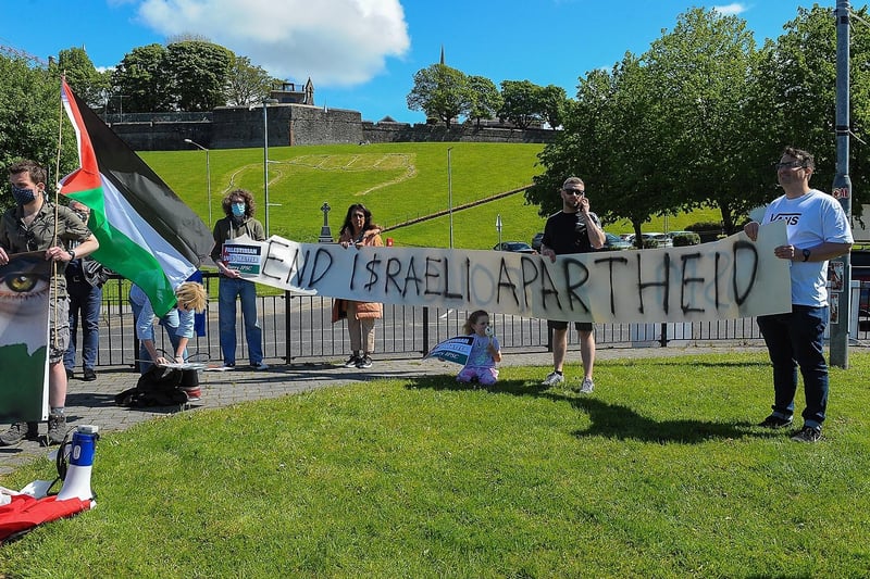 Demonstrators at the Palestinian solidarity Rally at Free Derry Wall on Saturday after last. Photo: George Sweeney. DER2120GS – 061