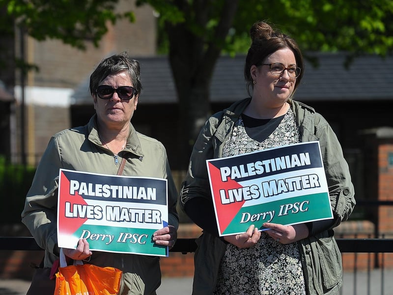 Protestors at the Palestinian solidarity Rally at Free Derry Wall on Saturday after last. Photo: George Sweeney. DER2120GS – 065