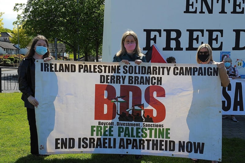 Demonstrators at the Palestinian solidarity Rally at Free Derry Wall on Saturday after last. Photo: George Sweeney. DER2120GS – 063