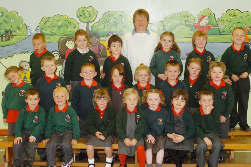 P1 pupils from Greenhaw Primary School with class teacher Linda Heaney. (2109PG23)