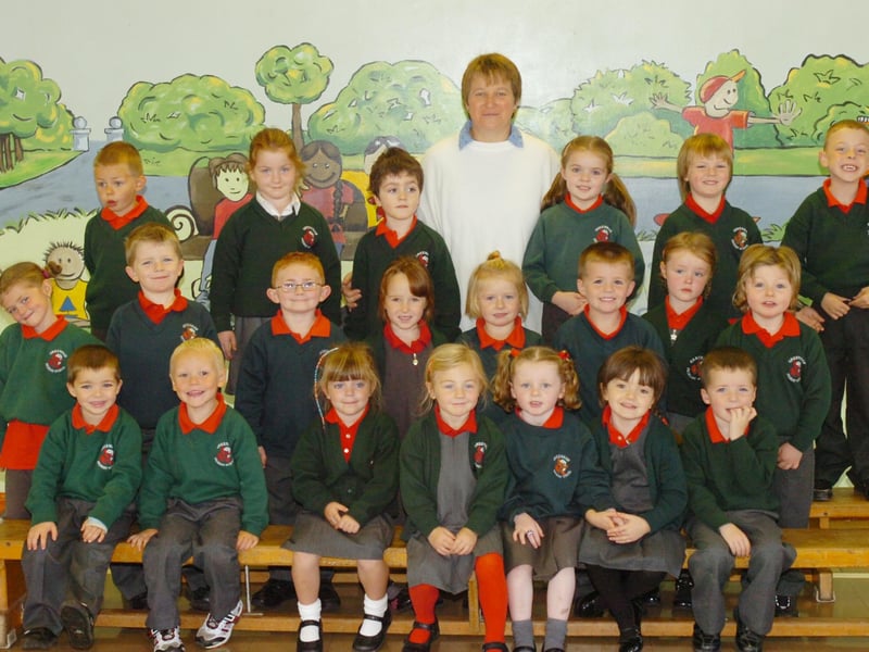 P1 pupils from Greenhaw Primary School with class teacher Linda Heaney. (2109PG23)