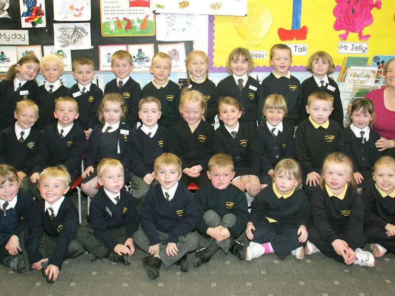 The children at Central Primary School with classroom assistant Elizabeth McGowan and teacher Helen McCool. LV39-716MML