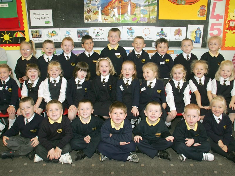 Youngsters at Central Primary School with their teacher Louise Smith and classroom assistant Joanne Harper. LV39-718MML