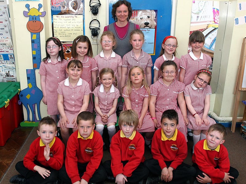 Ballougry Primary School teacher Cathy Park, with her pupils. LS20-515MT.