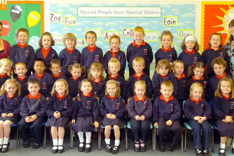 P1 pupils from Broadbridge Primary School with Celina McCormick, classroom assistant, and Paula Quinn, class teacher. (1409PG35)