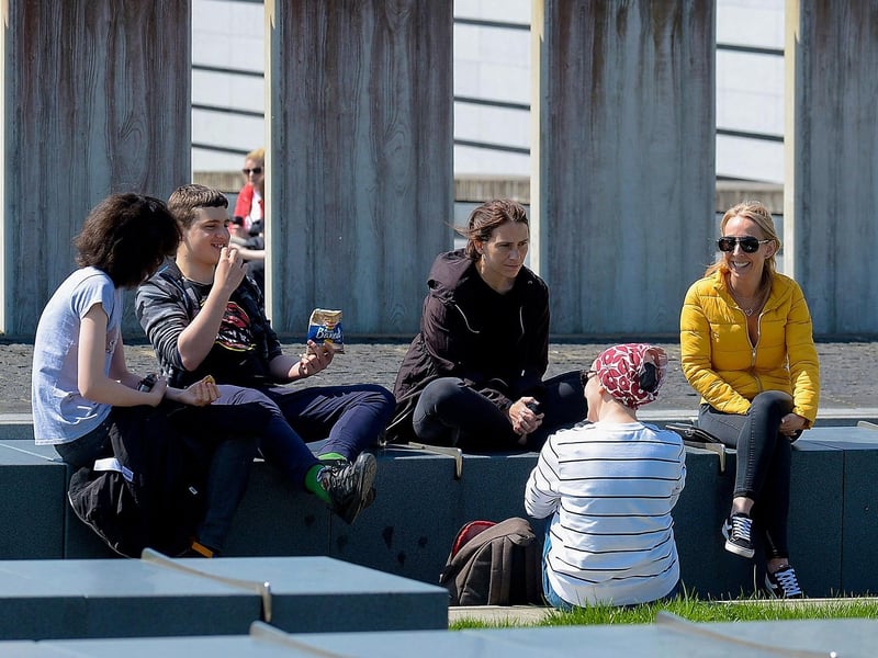 People enjoy the craic and the sunshine in Ebrington Square on Sunday afternoon last. DER2120GS – 006