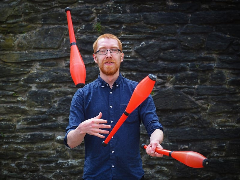Aodhán O’Brien entertains passersby in Guildhall Square. Photo: George Sweeney / Derry Journal. DER2119GS – 001
