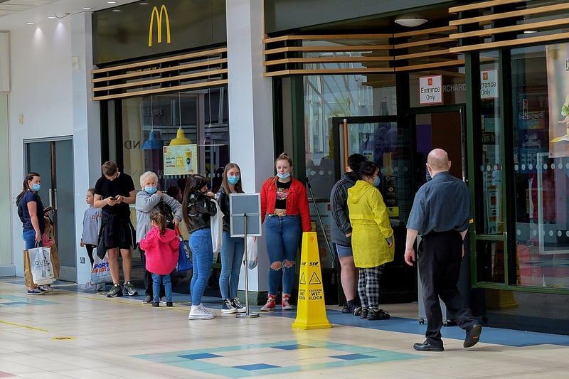 Customers queue for a fast food takeaway in Foyleside Shopping Centre. DER2119GS – 007
