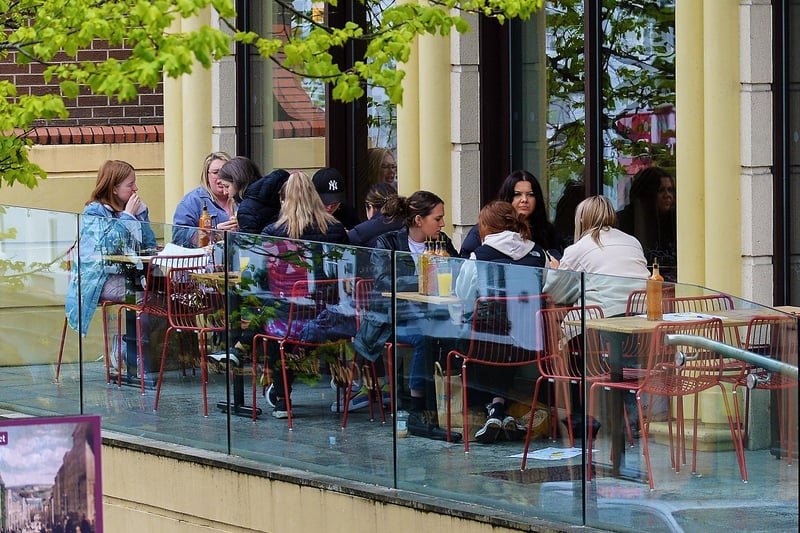 People enjoy lunch outdoors, on Shipquay Street. DER2119GS – 009