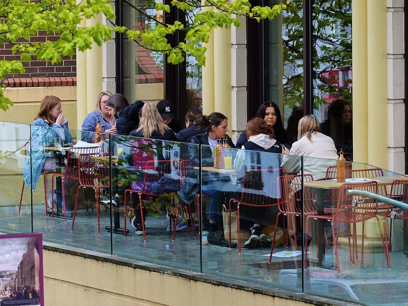 People enjoy lunch outdoors, on Shipquay Street. DER2119GS – 009
