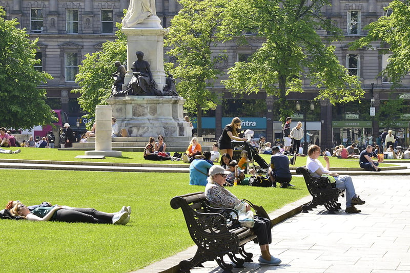 Belfast City Hall was again the focal point at lunchtime for people to enjoy the sun as the heatwave continued today across Northern Ireland.
Picture By: Arthur Allison Pacemaker.