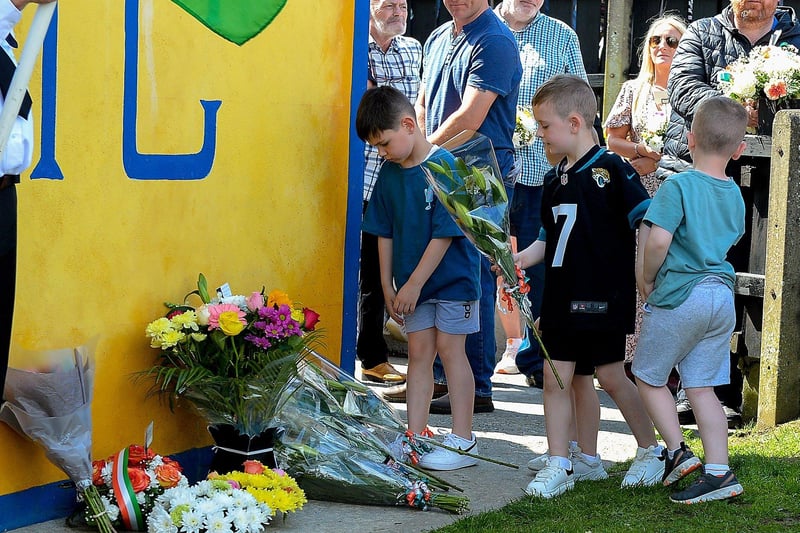 Children lay wreaths at the George McBrearty mural during the commemoration for the 1981 hunger strikers and the anniversary of Volunteers George McBrearty and Charles ‘Pop’ Maguire, held at Rathkeele Way on Sunday afternoon last.  DER2122GS - 008