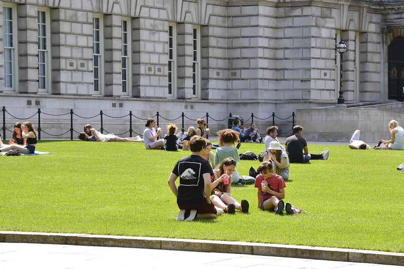 Belfast City Hall was again the focal point at lunchtime for people to enjoy the sun as the heatwave continued today across Northern Ireland.
Picture By: Arthur Allison Pacemaker.