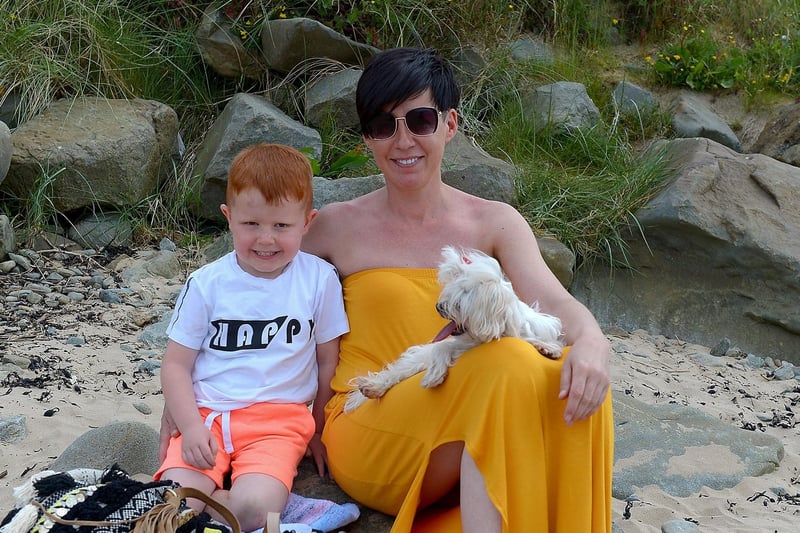 Ché McFeeley and his mum Kelly with dog Lola, from Derry, at Lady’s Bay beach, Buncrana yesterday afternoon.  DER2122GS – 018