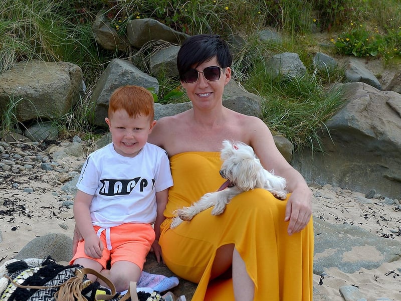 Ché McFeeley and his mum Kelly with dog Lola, from Derry, at Lady’s Bay beach, Buncrana yesterday afternoon.  DER2122GS – 018