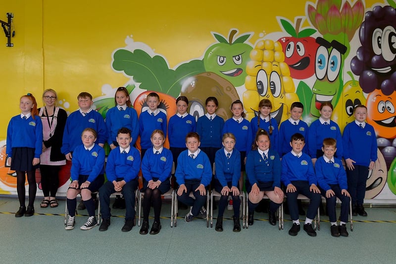 Mrs C. McGinty pictured with her P7 class, St Paul’s Primary School, Derry. DER2122GS – 022
