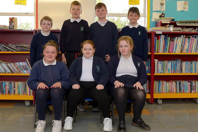 Ms Nicola Nic Gearlam’s P7 class at the  Bunscoil Cholmcille, Derry. DER2121GS – 041