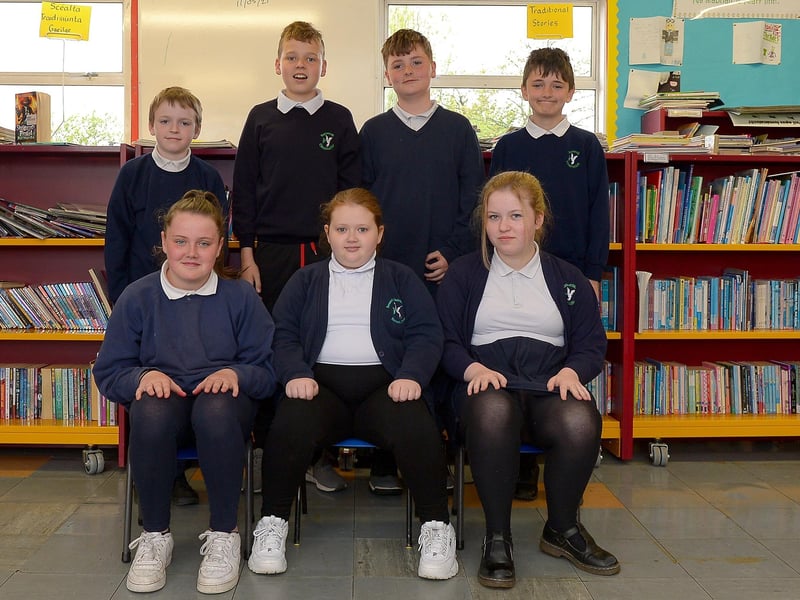 Ms Nicola Nic Gearlam’s P7 class at the  Bunscoil Cholmcille, Derry. DER2121GS – 041
