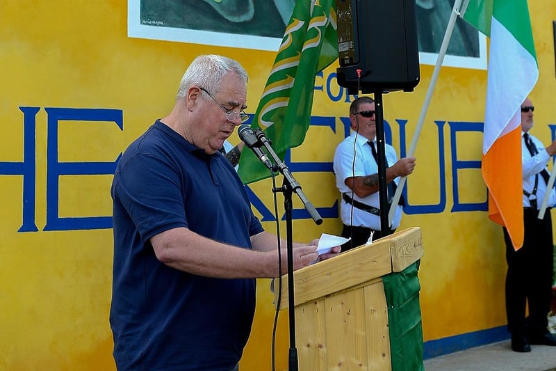 Independent Republican Richard O’Rawe speaking at the commemoration for the 1981 hunger strikers and the anniversary of Volunteers George McBrearty and Charles ‘Pop’ Maguire, held at Rathkeele Way on Sunday afternoon last.  DER2122GS - 009