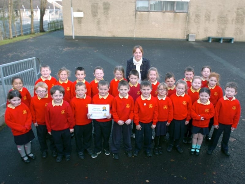 P3 pupils from Steelstown ps pictured with Fionnuala McCartney, Off the streets, after completing a 4 week play programme facilitated by off the streets. (1911SL06)