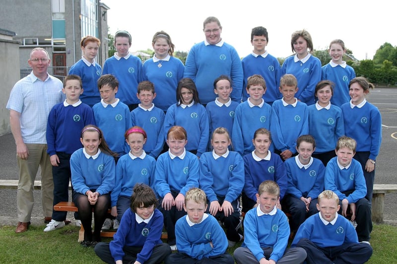 Mr Hegarty and his P7 leavers class at Termoncanice Primary School. Picture Inpresspics.com. LV21-471MMCK10