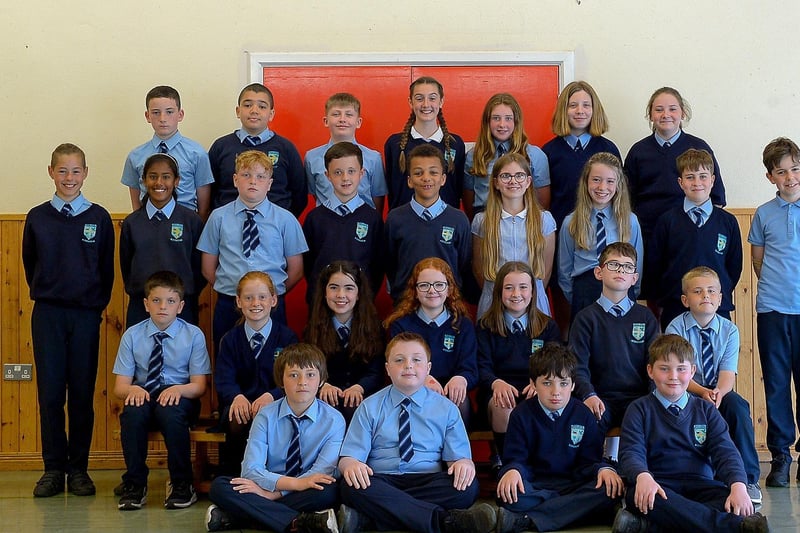 Mr F. Mallon’s P7 class at Holly Bush Primary School, Derry.  DER2122GS – 048