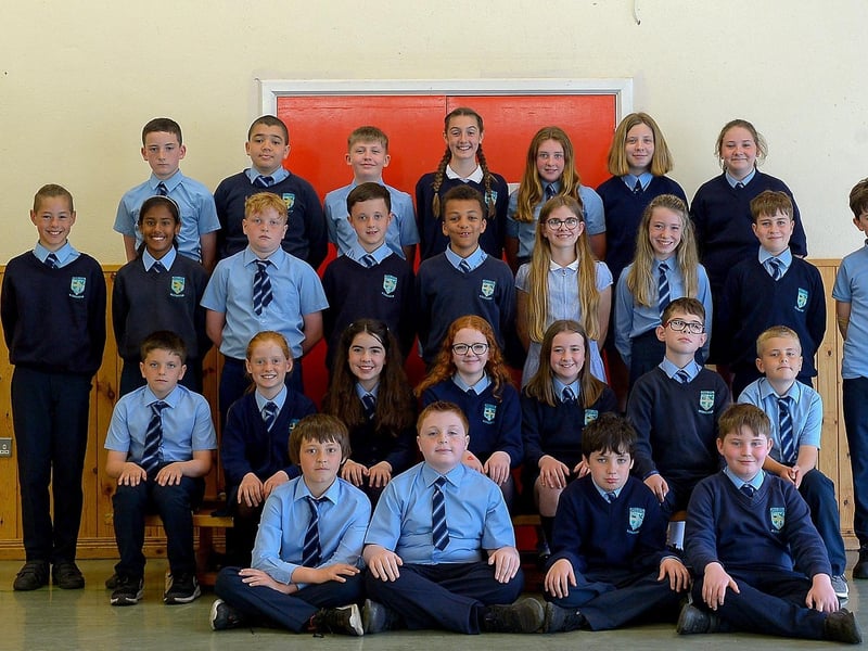 Mr F. Mallon’s P7 class at Holly Bush Primary School, Derry.  DER2122GS – 048