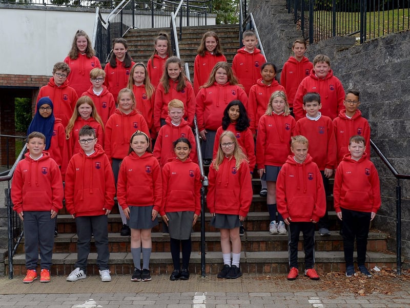 Mr P. Hamilton’s P7 class at Lisnagelvin Primary School, Derry.  DER2123GS – 020