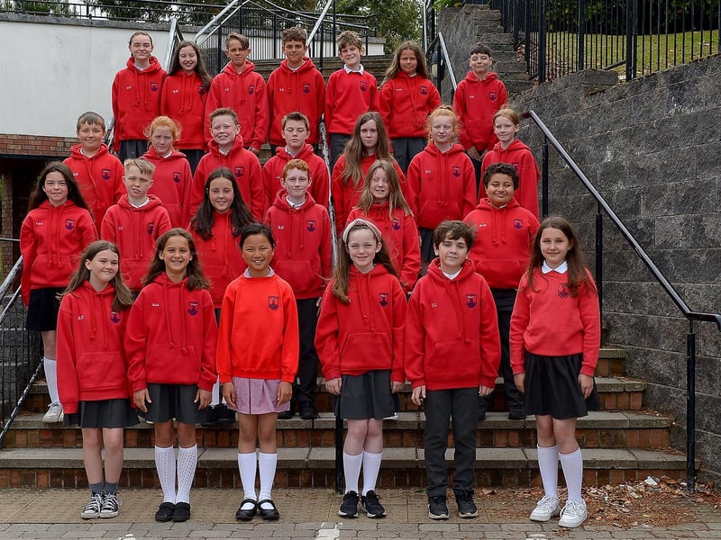 Mrs A. Doherty’s P7 class at Lisnagelvin Primary School, Derry.  DER2123GS – 018