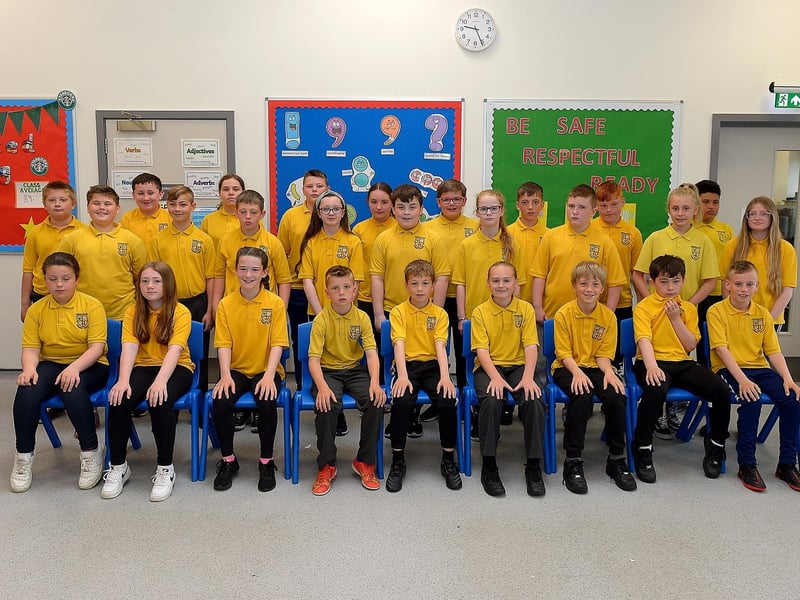 Mr J. Torrens’s P7 class at Ebrington Primary School, Derry.  DER2123GS – 009