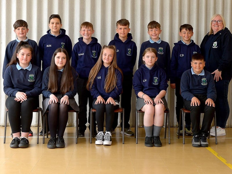 Mrs A. Burton, classroom assistant, pictured with Ashlea Primary School’s P7 class.  DER2123GS – 022