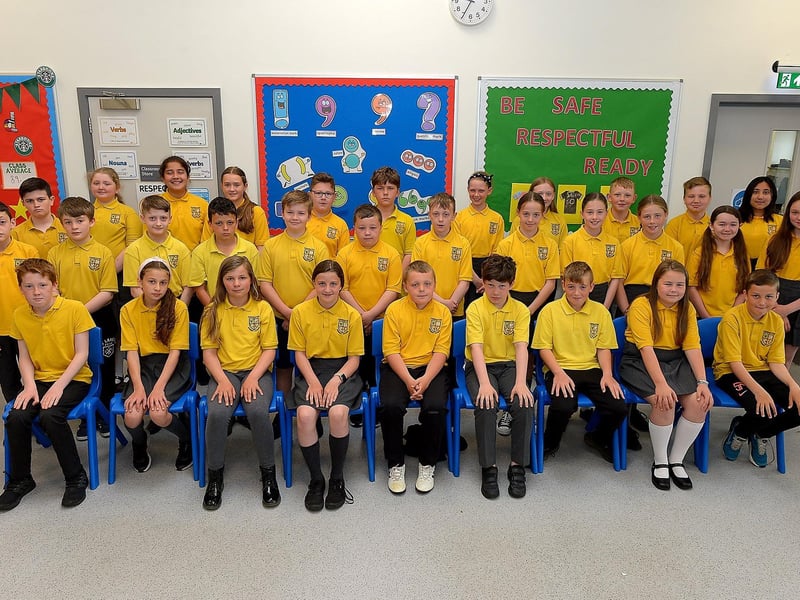 Mrs Kee’s P7 class at Ebrington Primary School, Derry.  DER2123GS – 010