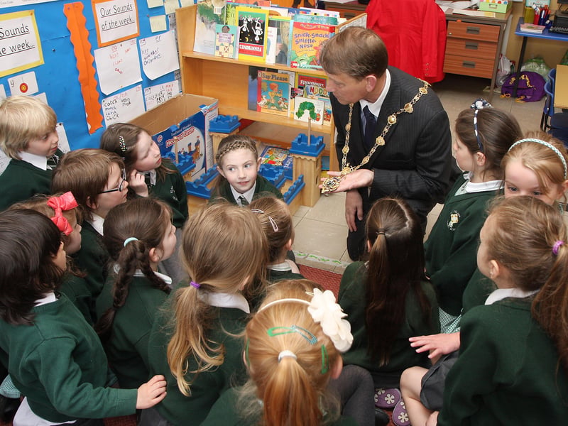 The Mayor of Derry Alderman Maurice Devenney, showing his chain of office to P1 pupils on his courtesy visit to St. Columba’s primary school, Newbuildings.