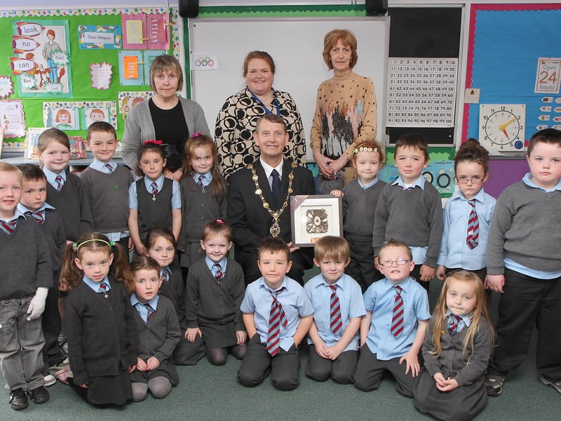 The Mayor of Derry Alderman Maurice Devenney, presents a Civic gift on his courtesy visit to Mullabuoy primary school.  Included are pupils from classes P1 & P2 and standing are class teacher  Rosie McLoughlin, school principal Jennifer Traynor and classroom assistant Anne Cassidy.