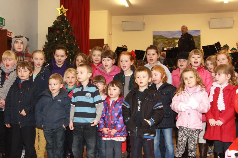Pupils from Drumrane Primary School sing Christmas Carols at the Christmas lights switch on in Burnfoot. INLV4912-118KDR