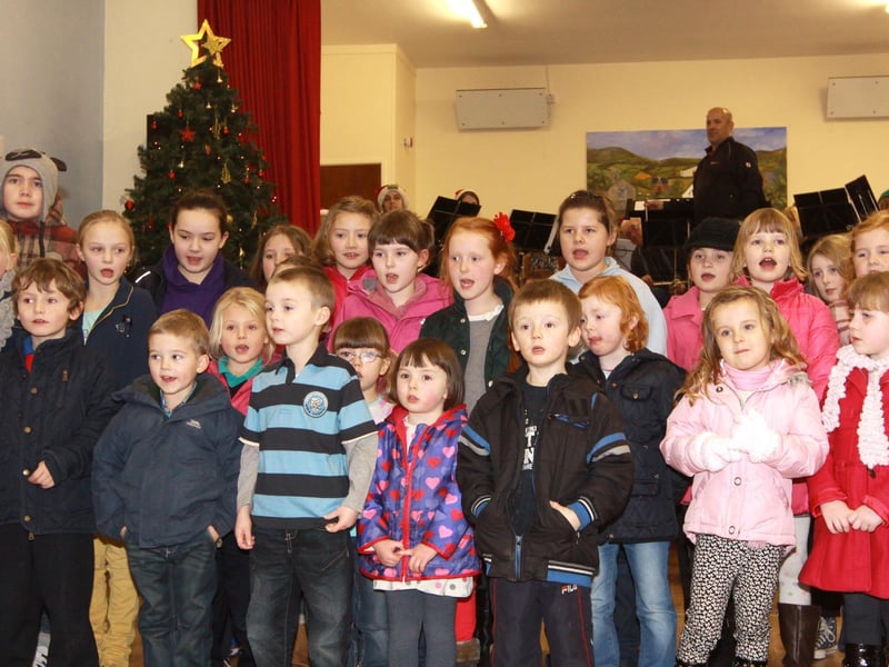 Pupils from Drumrane Primary School sing Christmas Carols at the Christmas lights switch on in Burnfoot. INLV4912-118KDR