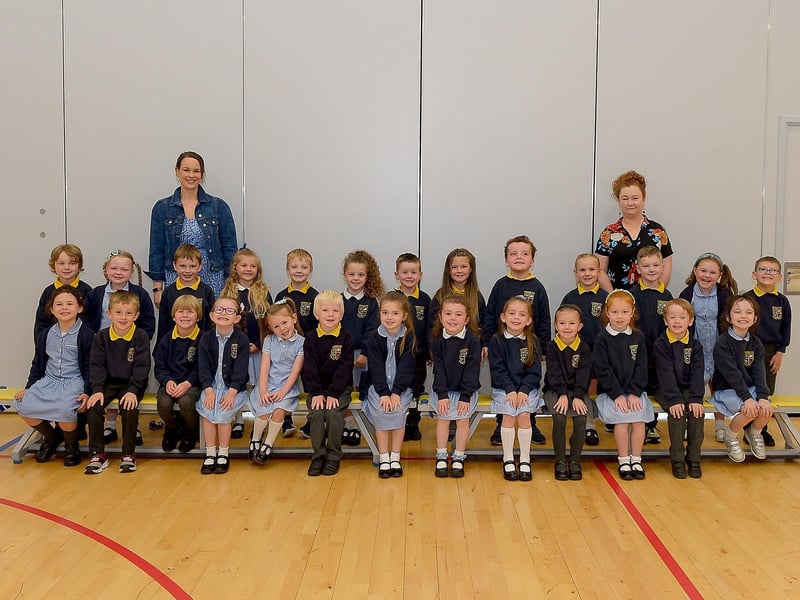 Mrs Anderson and Mrs Brown’s P1 class at Ebrington Primary School, Derry. DER2123GS – 011