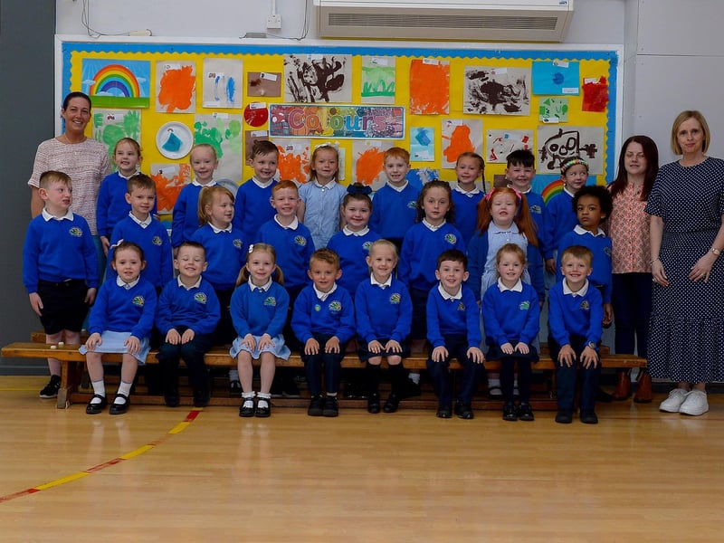 Mrs P. Loughran (on the right) pictured with her P1 class, St Paul’s Primary School, Derry. Included in the photo are classroom assistants Mrs M. Carlin and Miss C. Doran. DER2122GS – 021