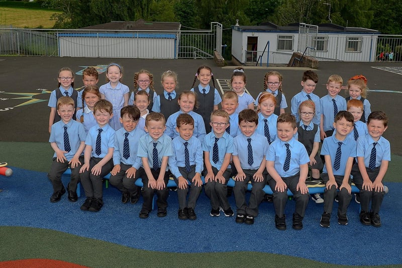 Mrs Doherty’s P1 class at St Anne’s Primary School, Derry.  DER2123GS – 040