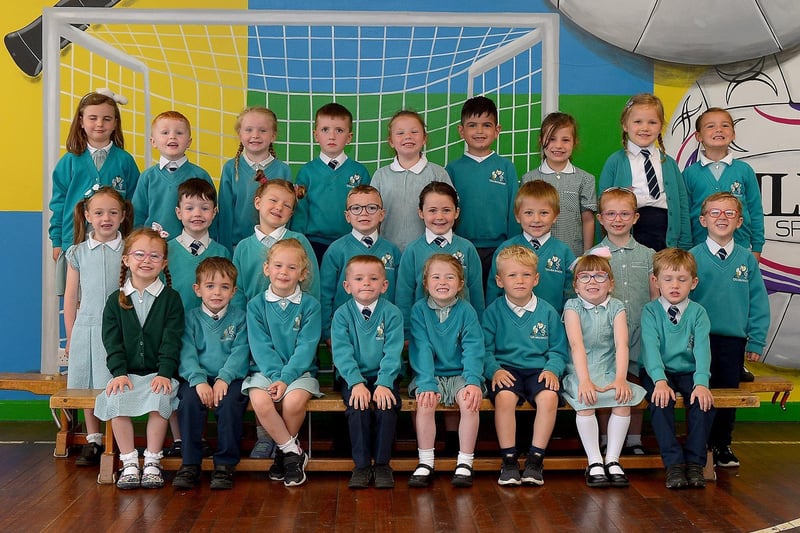 Miss C. Cooley’s P1 class at Glendermott Primary School, Derry.  DER2123GS – 014