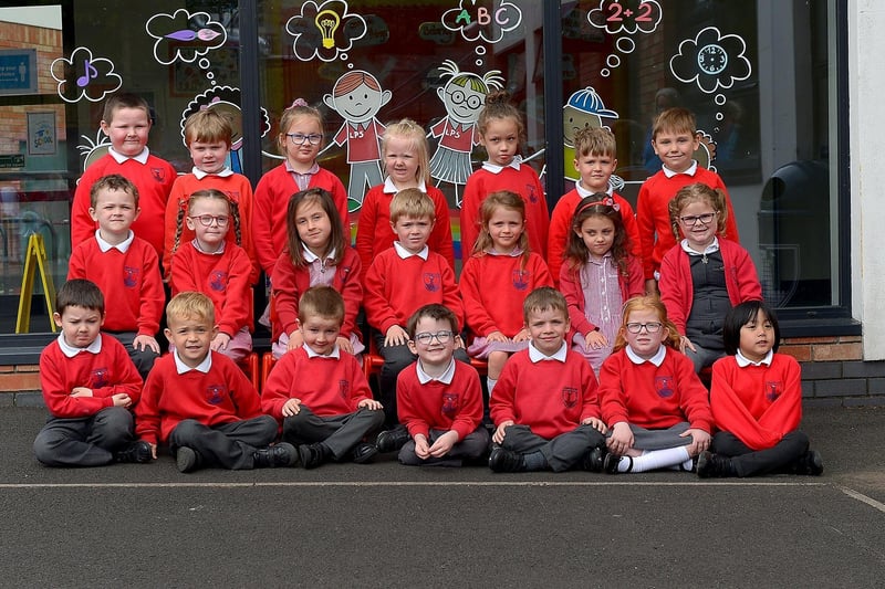 Mrs. R. O’Hara’s P1 class at Lisnagelvin Primary School, Derry.  DER2123GS – 015