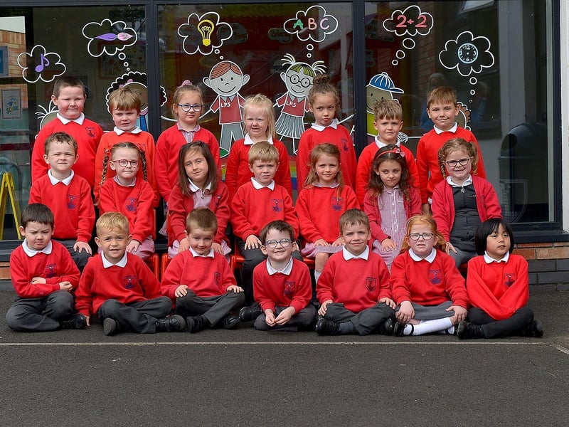 Mrs. R. O’Hara’s P1 class at Lisnagelvin Primary School, Derry.  DER2123GS – 015