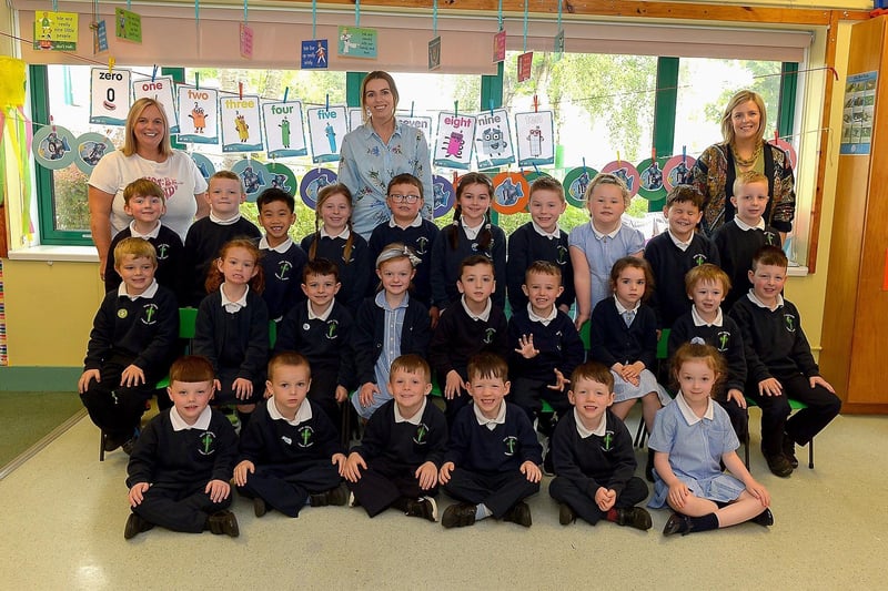 Miss R. Whitehouse’s P1 class at Good Shepherd Primary School, Derry.  Included in the photograph are classroom assistant Mrs C. Tyre, on the left, and Mrs S. McCafferty, Principal, on the right.DER2122GS – 065
