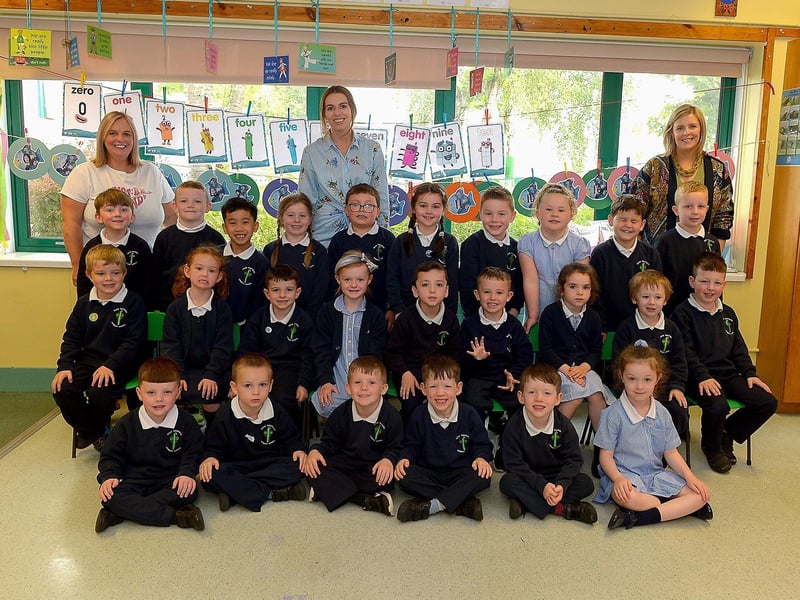 Miss R. Whitehouse’s P1 class at Good Shepherd Primary School, Derry.  Included in the photograph are classroom assistant Mrs C. Tyre, on the left, and Mrs S. McCafferty, Principal, on the right.DER2122GS – 065