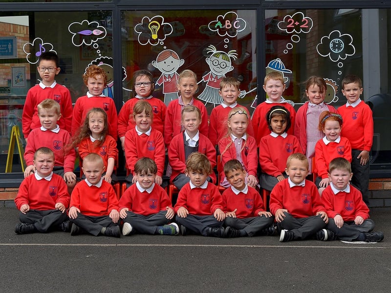 Mrs A. Buchannan’s P1 class at Lisnagelvin Primary School, Derry.  DER2123GS – 017