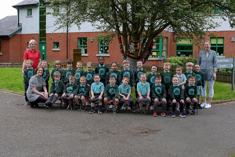 Miss R. Sherrard , teacher, (on the right) and classroom assistants Mrs. C. Gorman and Miss L. Doherty pictured with their P1 class at Oakgrove Primary School, Derry.  DER2123GS – 026