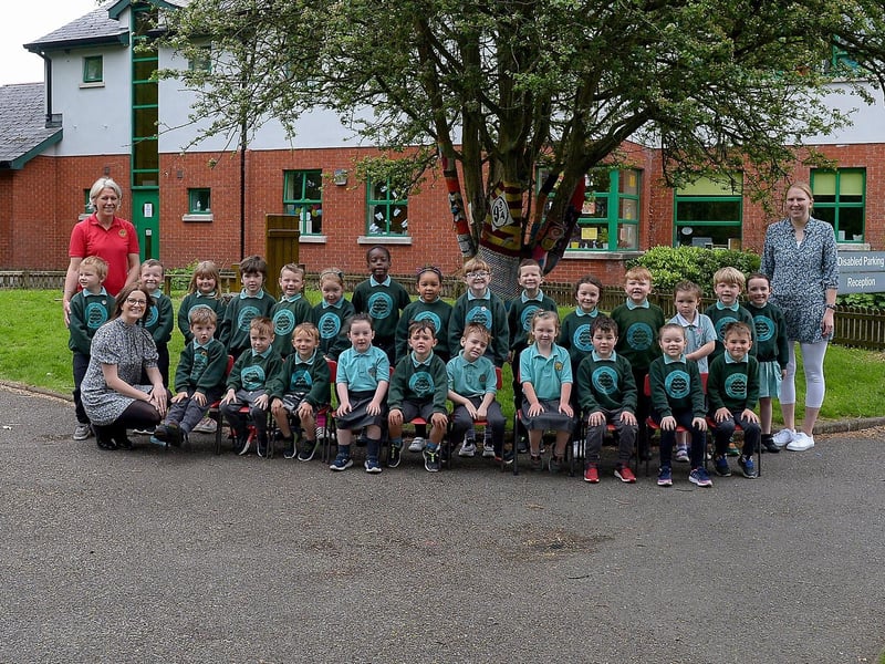 Miss R. Sherrard , teacher, (on the right) and classroom assistants Mrs. C. Gorman and Miss L. Doherty pictured with their P1 class at Oakgrove Primary School, Derry.  DER2123GS – 026
