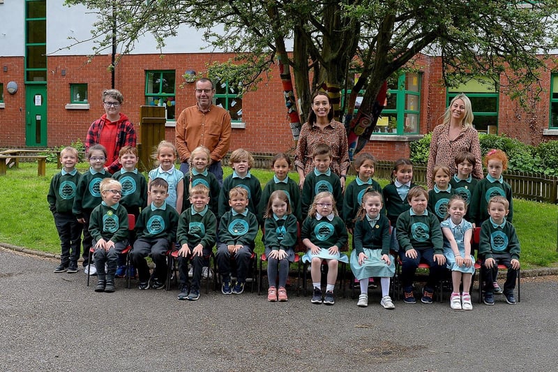 Mrs C. Sargent, teacher, (second from right), Mr N. Lichomski, student, and classroom assistants Mr A. Dowey and Miss L. McMonagle pictured with their P1 class at Oakgrove Primary School, Derry.  DER2123GS – 027