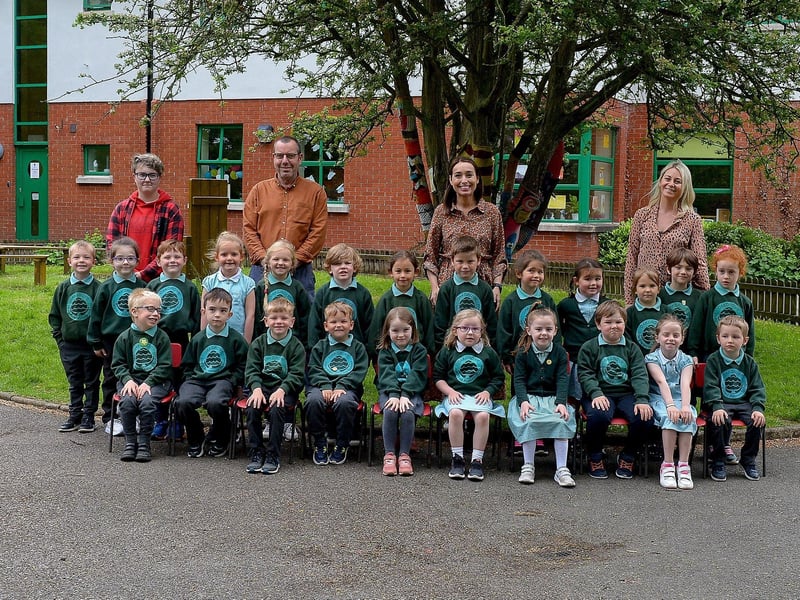 Mrs C. Sargent, teacher, (second from right), Mr N. Lichomski, student, and classroom assistants Mr A. Dowey and Miss L. McMonagle pictured with their P1 class at Oakgrove Primary School, Derry.  DER2123GS – 027